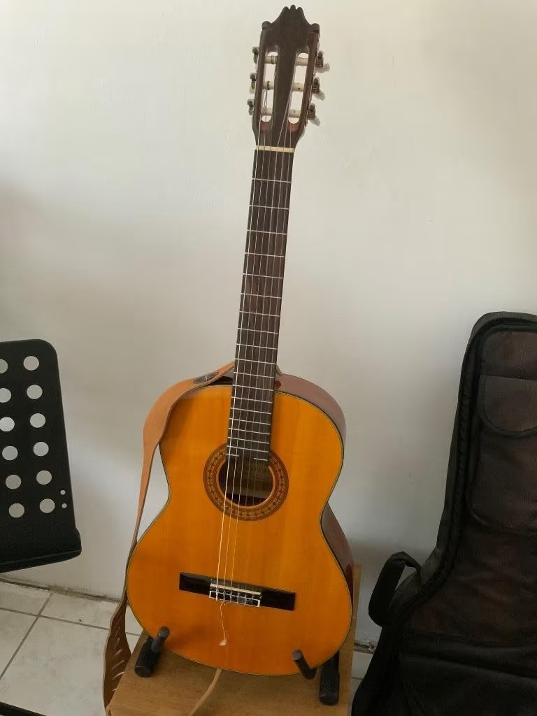 Guitarra Acústica Completa Con Soporte Y Atril &Ndash; 2 &Ndash; Compraya 507 Guitarra Acústica Completa Con Soporte Y Atril - Image 2